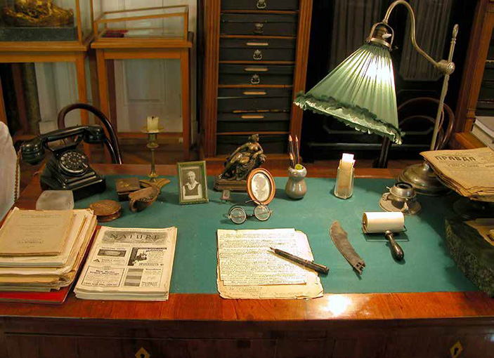 Рабочий стол В. И. Вернадского