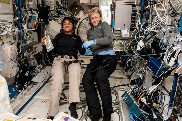 Саудовская астронавтка Райяна Барнауи и американка Пегги Уитсон