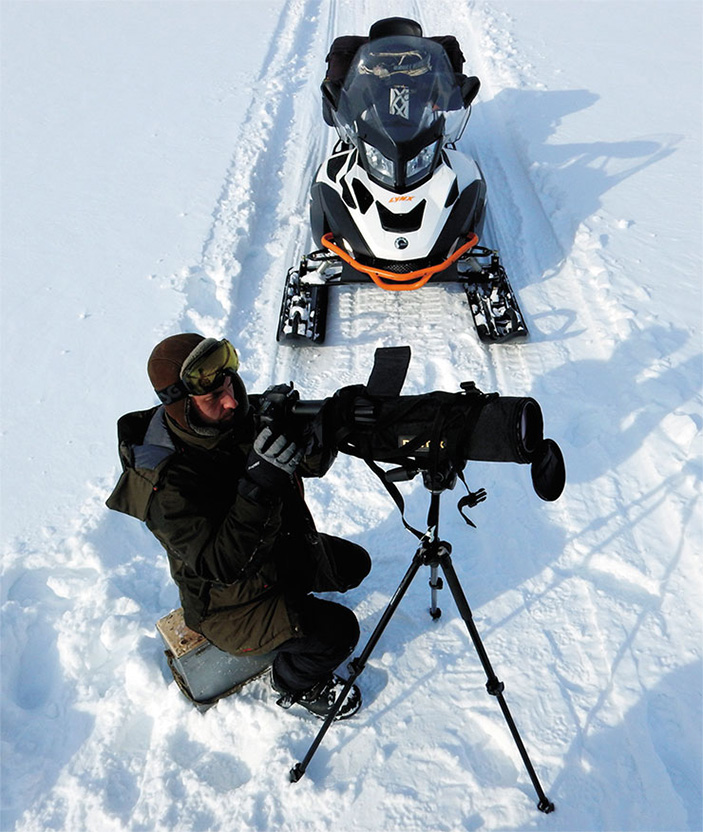В весеннее время осмотр открытых склонов каньонов удобнее всего проводить с покрытой льдом акватории крупных рек и озер