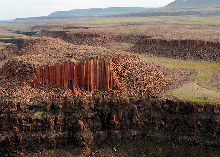 Разрушающиеся колоннады призматических базальтовых блоков
