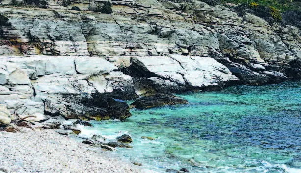 Скалистое побережье у Калами. Тасос. Фото из книги Тонио Хёльшера