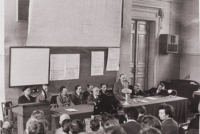 Е. К. Завойский выступает со вступительным словом на Всесоюзном совещании по парамагнитному резонансу