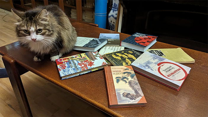 Кошка Нюша и плоды издательской деятельности. Фото Германа Варады