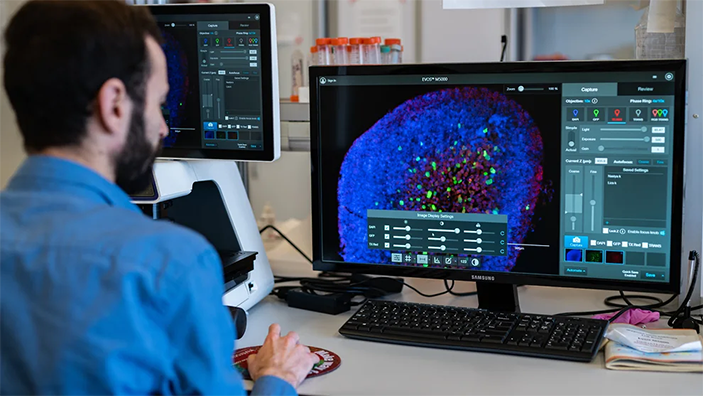 Теоретически мутация, ведущая к заболеванию, может появиться у ребенка