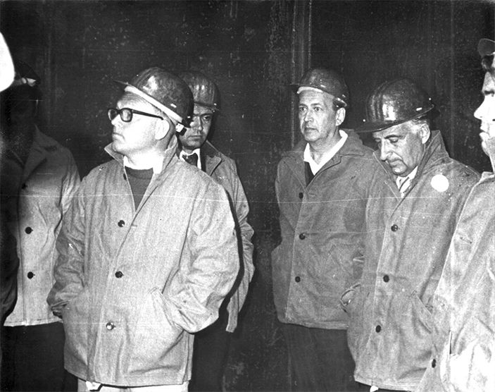 Слева от Понтекорво — акад. Г.Т. Зацепин (ИЯИ)