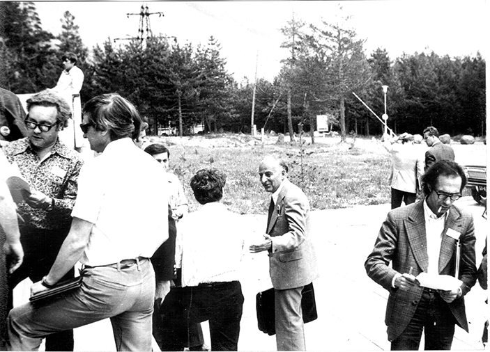 1977 год. Конференция «Нейтрино-77», Приэльбрусье, гостиница «Чегет». Справа — В.А.Кузьмин, чл.-корр. РАН (с 2000 года), ИЯИ