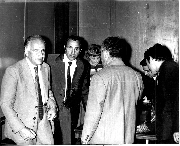 1977 год. Конференция «Нейтрино-77»: Б.М.Понтекорво, правее — директор ИЯИ акад. А.Н.Тавхелидзе