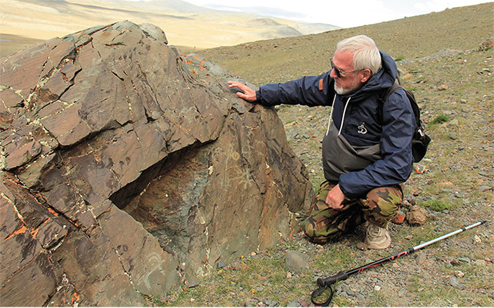Поиск наскальных изображений в горах Монгольского Алтая