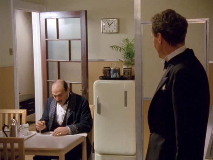 Капитан Гастингс на фоне дверцы, закрывающей угольный лифт