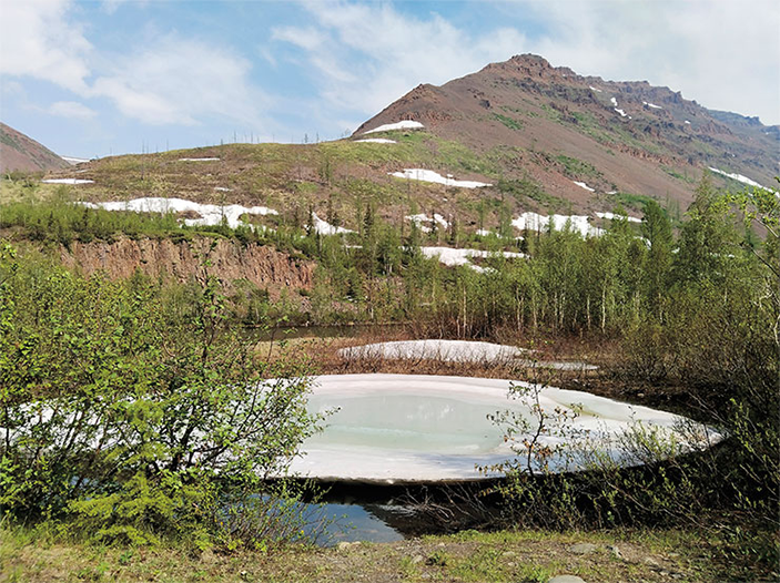 У подножия северного отрога плато Путорана снег полностью не сходит даже к концу июня