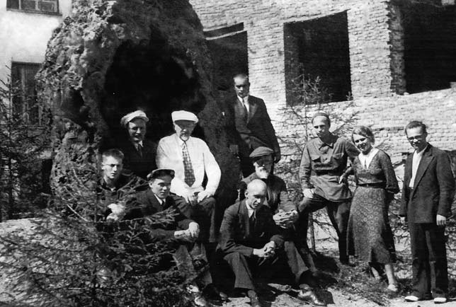 Создатели минералогической экспозиции университетского музея у жеоды бурого железняка. Слева направо: в жеоде Г. Г. Китаев, К. К. Матвеев