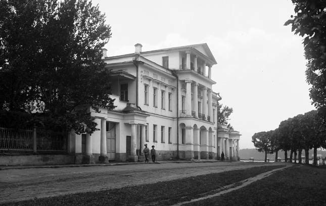 Дом главного начальника горных заводов хребта Уральского, в котором с 1920 г. до осени 1921 г. располагался геологоразведочный факультет Горного института (с 1921 г. вошел в состав Уральского государственного университета)