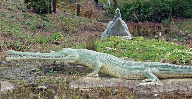 Морской крокодил Teleosaurus, на заднем плане ихтиозавр Leptonectes tenuirostris