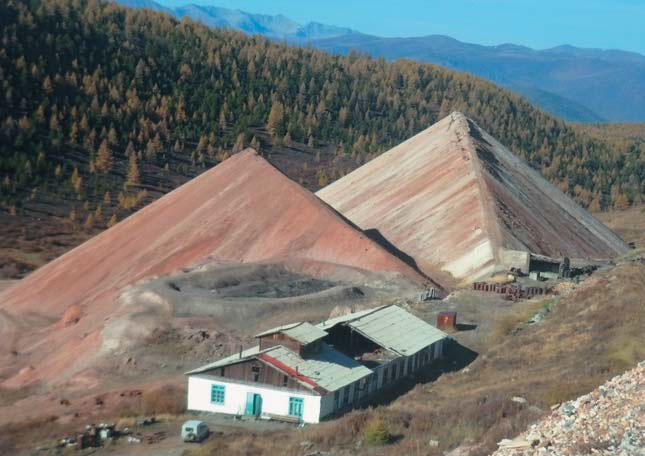 Терриконы отходов Акташского ртутного рудника