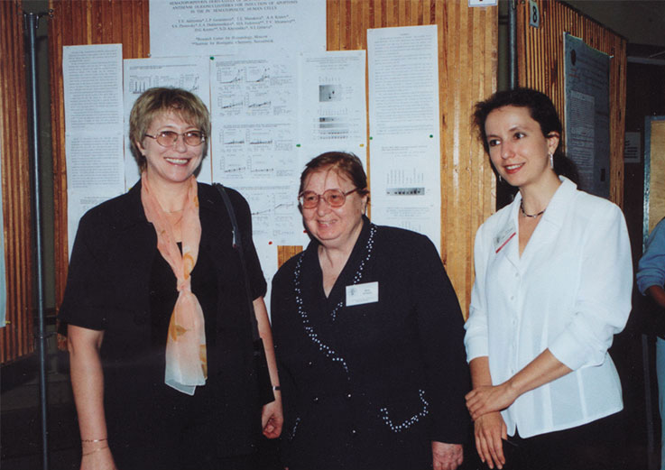 Сотрудники НИБХ АН СССР М. А. Зенкова, Н. И. Гринева и Е. Л. Черноловская