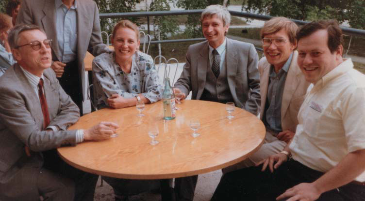 Исследователи биологических эффектов олигонуклеотидов: слева направо — К. Элен (Франция), Л. В. Юрченко, В. В. Власов, Л. А. Якубов и С. Штайн (США)