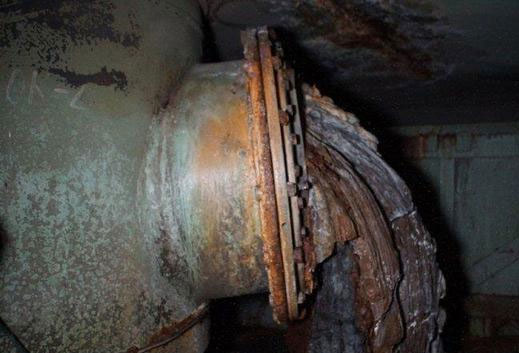 Застывший поток лавы, вытекающей из трубы (паросбросного клапана) в парораспределительном коридоре в «Саркофаге»