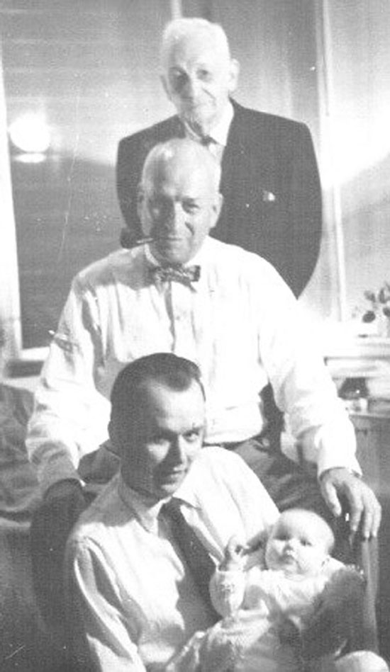 Четыре поколения Эвереттов: Хью-старший, Хью-младший, Хью Третий и Элизабет. Фото из семейного архива Эвереттов. 1957 год