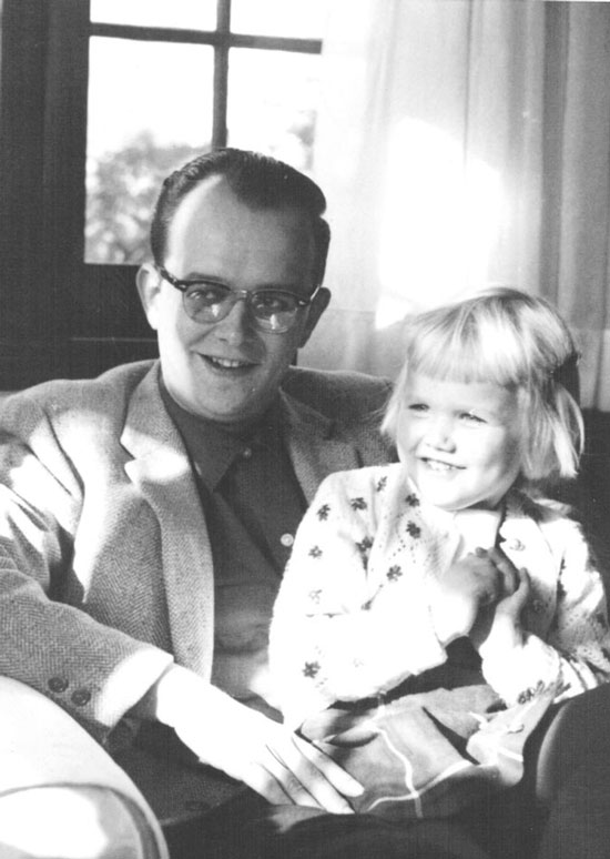 Эверетт со своей дочкой Лиз. Начало 1960-х годов