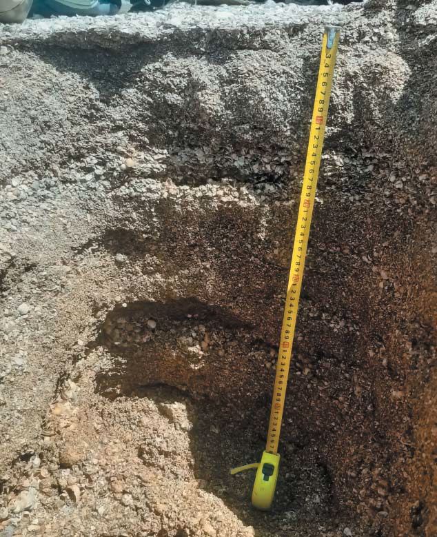 Слоистое строение отложений в шурфе на острове