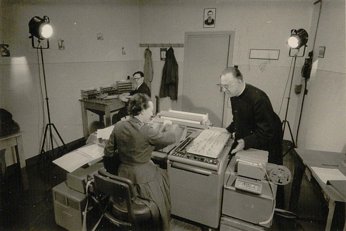 Жорж Леметр и Андре Бартоломе работают с вычислительной машиной Burroughs E101. Май 1959