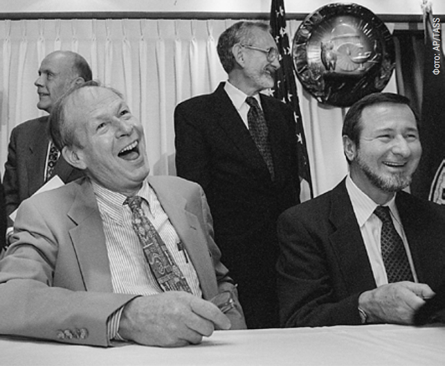 ЭВИД ЛИ (на фото стоит крайний слева) и РОБЕРТ РИЧАРДСОН (за столом слева) из Корнеллского университета, а также ДУГЛАС ОШЕРОВ (за столом справа) из Стэнфордского университета открыли сверхтекучесть гелия-3