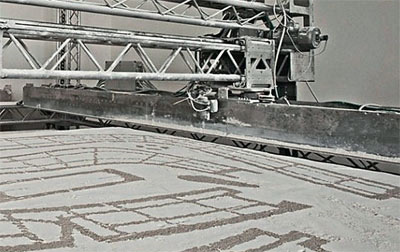 С помощью принтера D-shape можно строить дома с любой формой и расположением внутренних стен, возводить лестницы, колонны, украшать фасад барельефами.