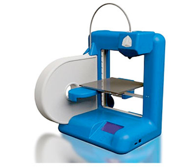 Внешний вид 3D-принтера Cube и изготовленные с его помощью изделия.