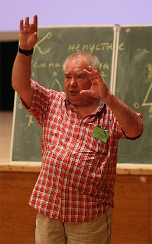 А. А. Кириллов на лекции. Летняя математическая школа в Дубне. 2009 год. Фото С. Третьяковой