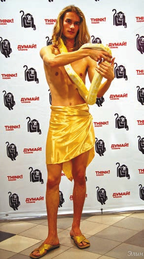 Живая инсталляция «Адам со змеем-искусителем»