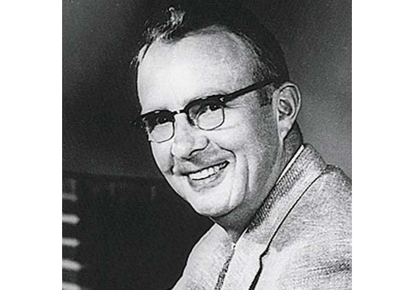 Луис Альварес, лауреат Нобелевской премии 1968 года, вошел в историю науки как первооткрыватель множества новых частиц, которые были получены на протонном ускорителе Беватрон, запущенном в Беркли в 1954 году.\nОднако его интересы не ограничивались физикой высоких энергий. В 1980 году Альварес и трое его соавторов выдвинули гипотезу, которая объясняла гибель динозавров космическими факторами. Популярная и поныне модель, приписывающая массовое вымирание рептилий столкновению Земли с астероидом, появилась позднее, когда Альвареса уже не было в живых.