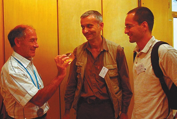 Габор Домокош <i>(в центре</i>) и Петер Варконьи (<i>справа</i>) дарят Владимиру Арнольду гёмбёц с серийным номером 001