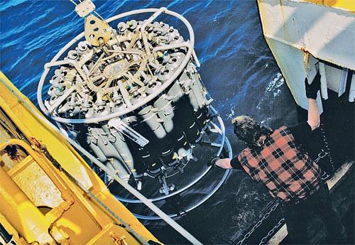 Экспедиция WOCE. Забор проб воды с разных глубин производится с борта экспедиционного судна. Фото Питера Колтерманна.