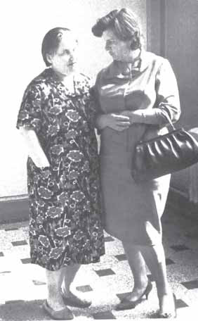 С первой пациенткой, вылеченной методом вживленных электродов. Изображение: «Химия и жизнь»