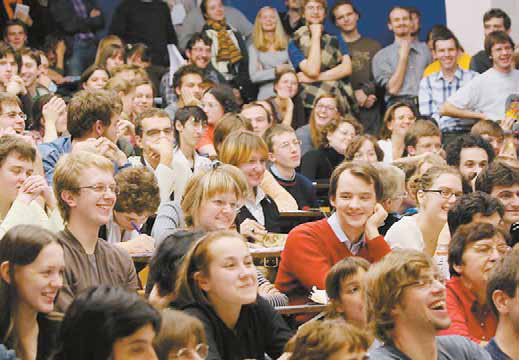 На вопросы лектора аудитория откликалась очень живо и заинтересованно