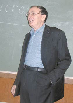 Андрей Анатольевич Зализняк у доски во время лекции в МГУ