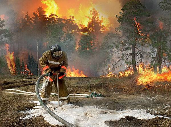 Огонь под ногами. Сухой торф может загореться от самых разных причин и вовсе без оных — в результате самовозгорания. Достаточно мощная торфяная толща может тлеть годами, даже под снегом, и потушить огонь в таком случае неимоверно сложно. Гарантию безопасности от огненной стихии может дать только повышение уровня грунтовых вод. Фото: «Популярная механика»