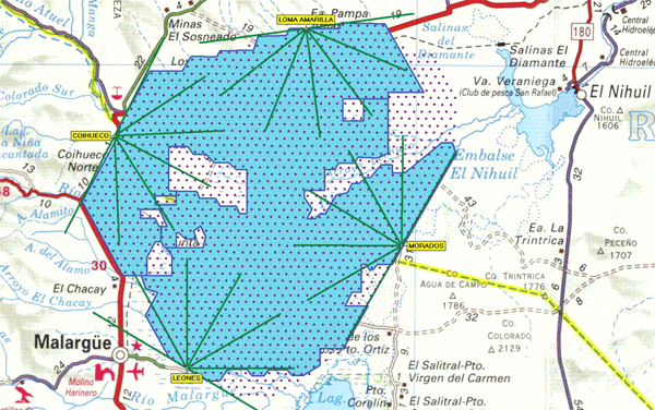Карта расположения детекторов обсерватории Пьер Оже в провинции Мендоса, Аргентина. Точки — детекторы частиц. Четыре детектора флуоресценции атмосферы расположены в пунктах, представленных названиями в жёлтых прямоугольниках. Более тысячи детекторов частиц покрывают площадь 3 тыс. км2 с расстоянием между детекторами 1,5 км. Четыре детектора флуоресценции «просматривают» атмосферу над той же площадью. Строительство установки заканчивается в 2008 году. Изображение с сайта www.auger.org.ar