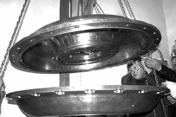 <b>Рис. 4. </b>Сравнительно небольшая установка пермского эксперимента имеет внушительные размеры. На фото один из участников эксперимента, профессор С. Ю. Хрипченко, за сборкой установки