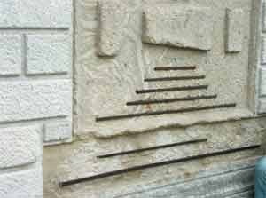 На центральной площади города Сан-Марино, столицы миниатюрного государства с тем же названием, в давние времена работал рынок. Эталоны местных единиц длины были вделаны в стену городской ратуши, выходящей на площадь, и сохранились до нашего времени. Фото Сергея Транковского, «Наука и жизнь»