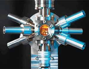 Стронциевые часы. В перекрестье шести лазерных лучей образуется оптическая ловушка, удерживающая ионы стронция, которые излучают на частоте 429 терагерц (красный свет). Стронциевые часы в тысячу раз точнее цезиевых, служащих сегодня эталоном времени и частоты. Изображение: «Наука и жизнь»