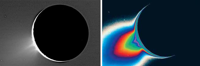 <b>Рис. 4. </b>Снимок ночной стороны Энцелада; небольшая часть дневной стороны выглядит как тонкий полумесяц. Ясно видны струи воды (в виде пара и льдинок), улетающие с поверхности спутника в районе его южного полюса. <i>Слева</i> — исходный снимок; <i>справа</i> — яркость представлена в искусственных цветах. Изображение: «Экология и жизнь»