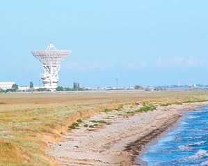 Три из четырех межзвездных радиопосланий отправляют с помощью передатчика радиотелескопа РТ-70 из Национального центра управления и испытания космических систем Украины (бывший Центр Дальней Космической связи СССР) близ Евпатории
