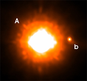 Первый непосредственный снимок экзопланеты (b), обращающейся вокруг звезды — GQ Волка (a). Снимок сделан в инфракрасном диапазоне. Расстояние от экзопланеты до ее звезды в 20 раз больше, чем от Юпитера до Солнца. Сама звезда примерно в 2-2,5 раза моложе нашего Солнца, ее масса составляет 70% от солнечной (©European Southern Observatory; фото с сайта www.eso.org)
