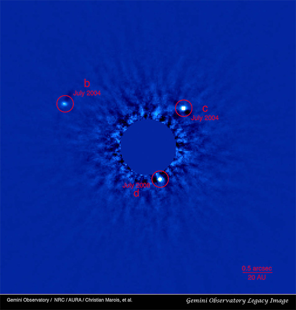Система звезды HR8799 c тремя планетами, непосредственно наблюдаемыми в телескоп (Кек, инфракрасный диапазон). Расстояние от звезды до ближайшей планеты — примерно такое же, как от Солнца до Урана, до второй — как до Нептуна, третья, по нашим масштабам, находится за Плутоном. Изображение с сайта www.gemini.edu