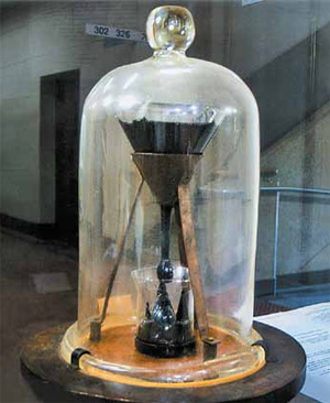 Пройдёт ещё лет пять, и девятая с 1938 года капля вязкой смолы упадёт в подставленный стакан. Изображение: «Наука и жизнь»