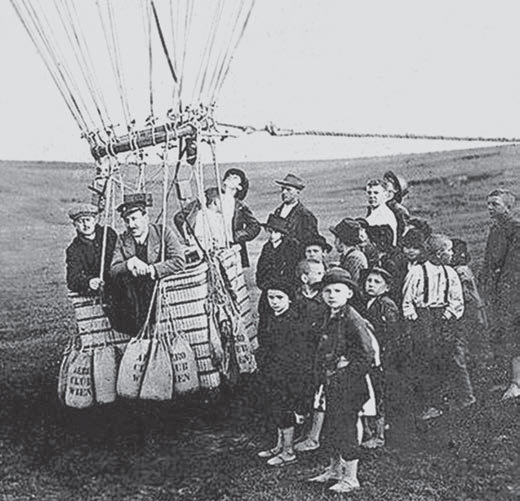 Заинтересованная общественность провожает Виктора Гесса в один из первых баллонных полетов