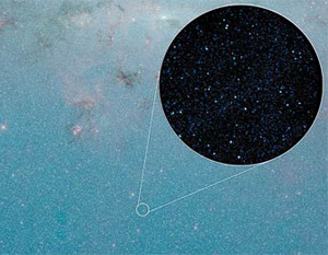 Изображение области центра Галактики в инфракрасном спектральном диапазоне, полученное космическим телескопом NASA «Спитцер» (”Spitzer”). На врезке показана область, исследованная обсерваторией «Чандра» (“Chandra”). Видна огромная плотность рентгеновских источников, создающих рентгеновский хребет Галактики. Изображение: «Наука и жизнь»