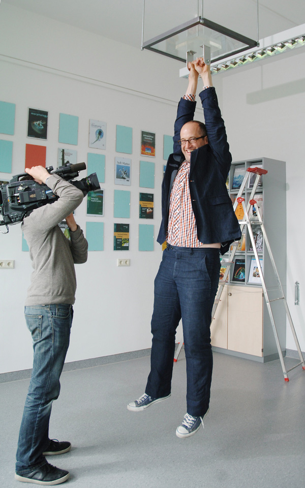 Бесклеевая плёнка Gecko Nanoplast размером 20×20 см способна удержать на весу взрослого человека. Фото Claudia Eulitz с сайта www.uni-kiel.de