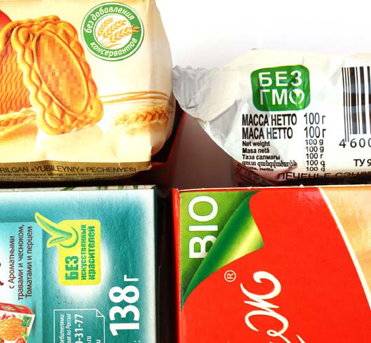 Не все зеленые метки на упаковках продуктов извещают об отсутствии ГМО, но все радуют глаз покупателя. Фото: А. Константинов